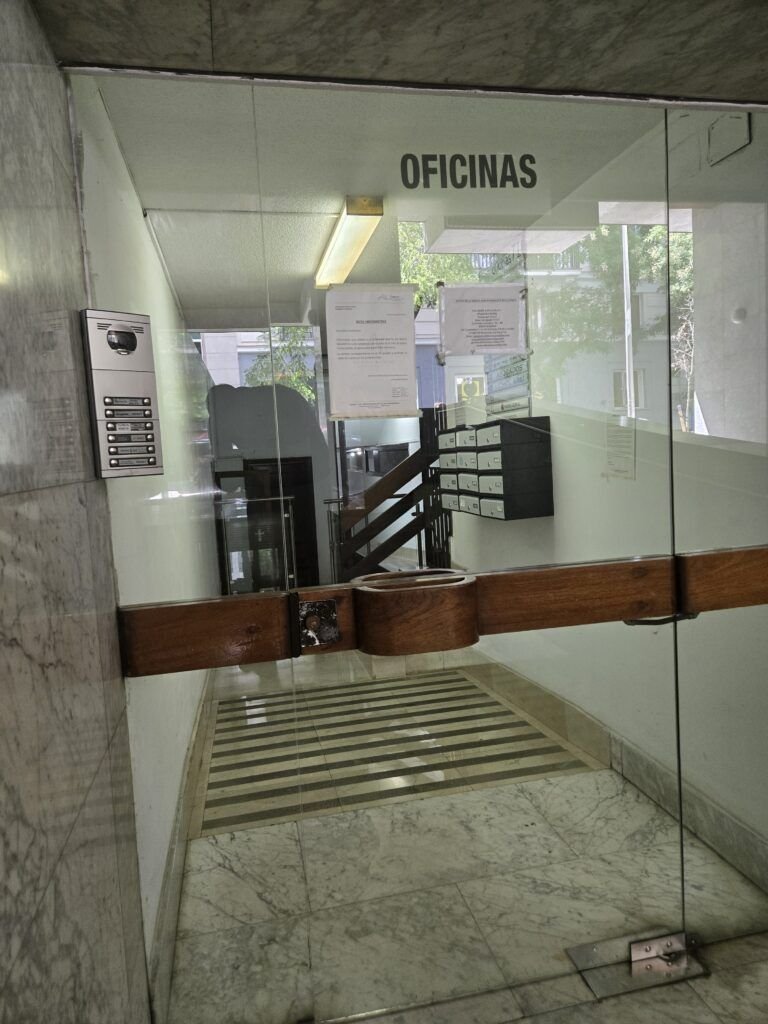 Acceso a las oficinas del gabinete de psicoanálisis en Calle de Zurbano 71