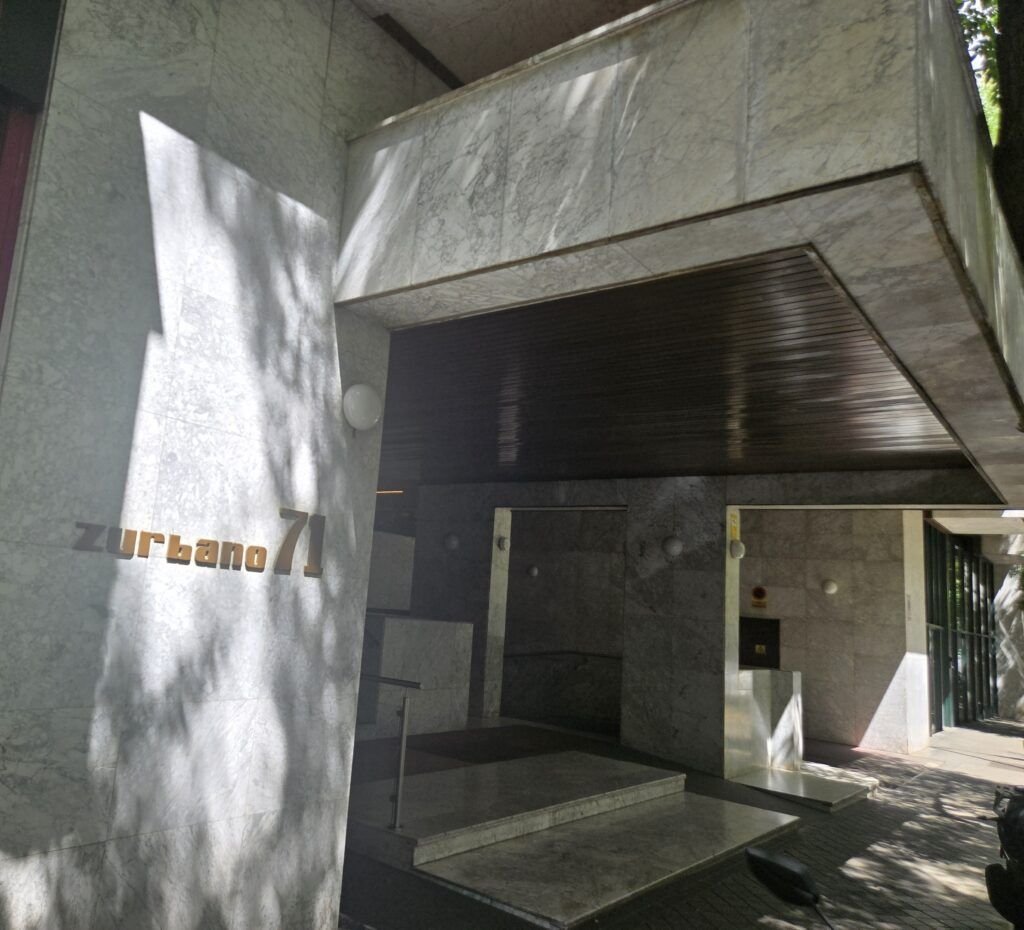 Entrada al edificio de Calle de Zurbano 71, consulta de psicoanálisis en Madrid