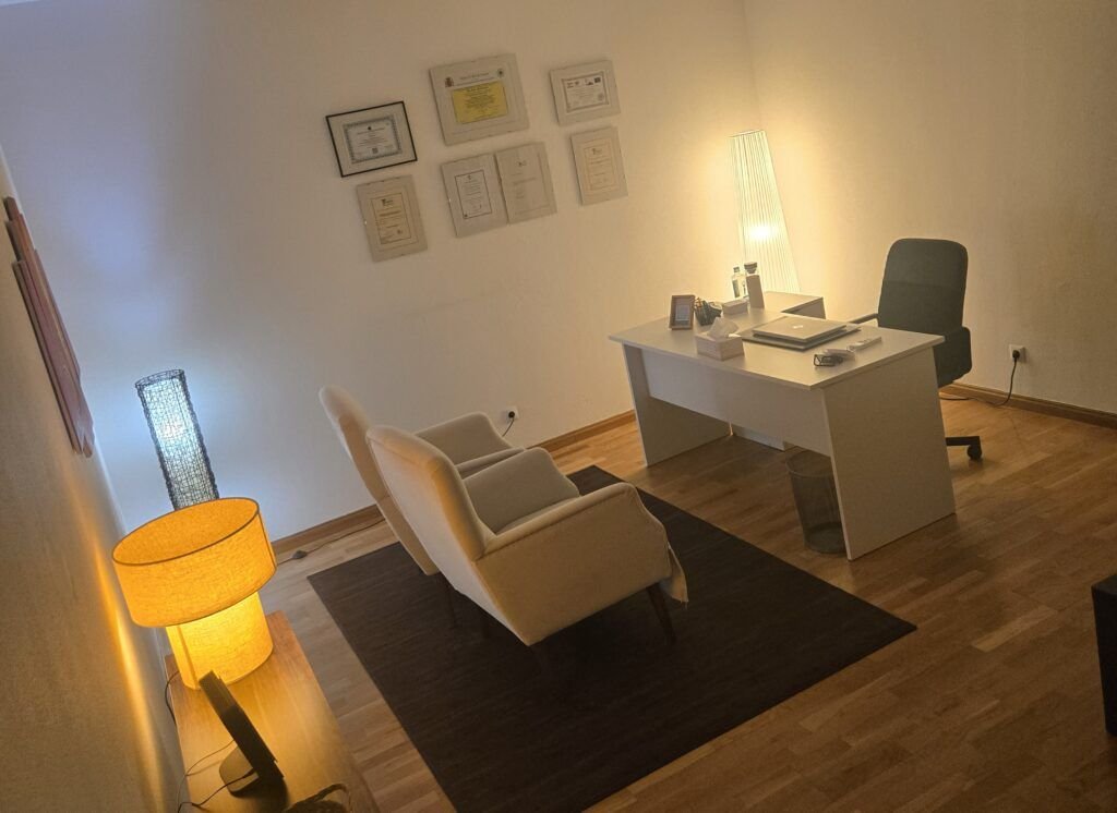 Consulta de psicoanálisis en Madrid con sillón, escritorio y ambiente acogedor