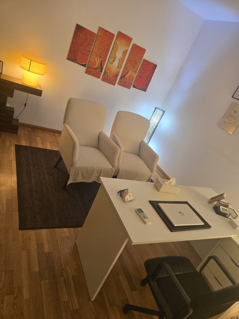 Consulta de psicoanálisis con sillones para las sesiones y escritorio