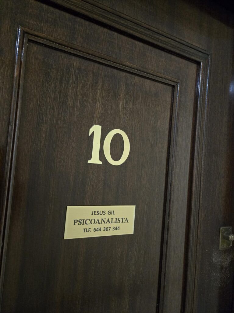 Puerta de la consulta de Jesús Gil, psicoanalista en Madrid